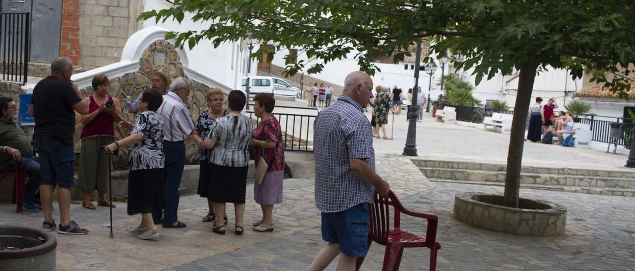 Vecinos de Millares en la plaza del pueblo, en una imagen de 2019. | PERALES IBORRA