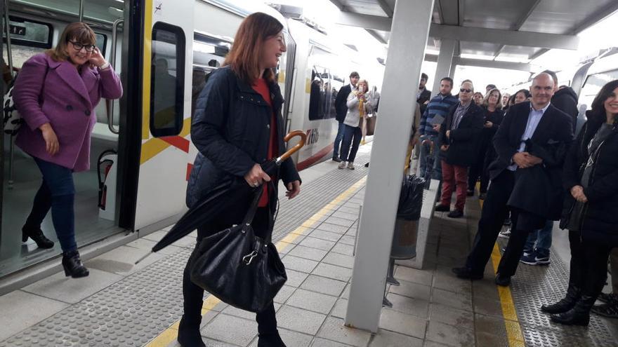 Francina Armengol y Bel Busquets en el trayecto inaugural del tren eléctrico a sa Pobla