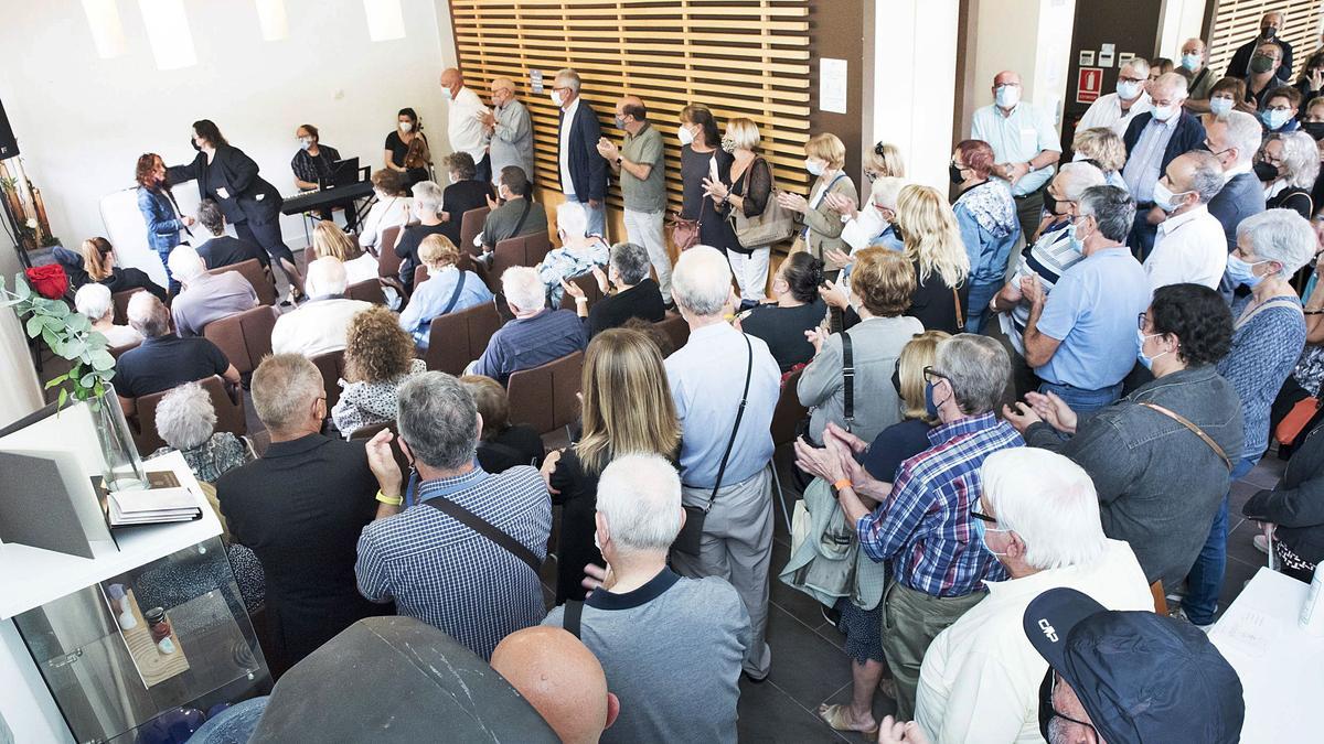 La sala de Mémora de Balsareny, 
plena de familiars i amics 
del periodista Jordi Comellas. oscar bayona