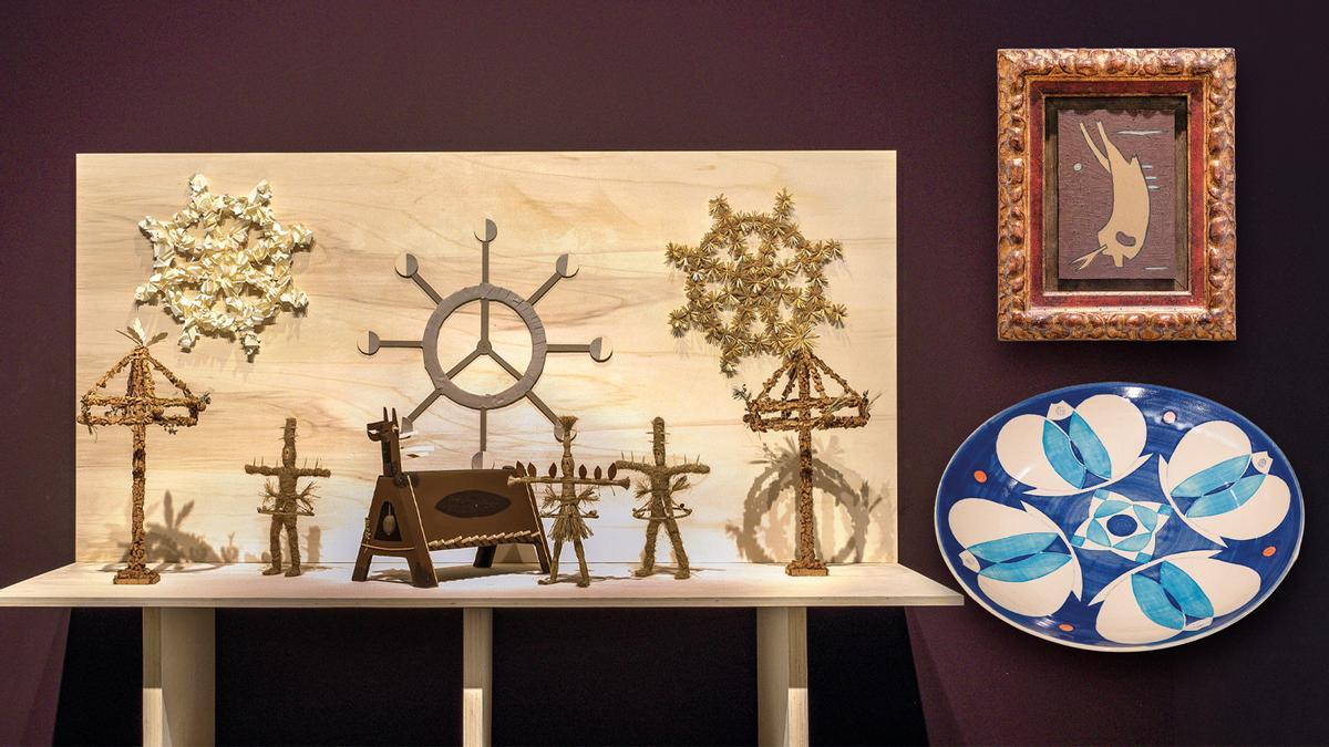 (En grande) maqueta de Álvaro Leiro y Casa Atlántica sobre el trabajo de Mallo para la ópera bufa «Clavileño», de Rodolfo Halfter. (Dcha.) Óleo «Arquitectura fósil» y el plato reproducido de la Escuela de Cerámica de La Moncloa.