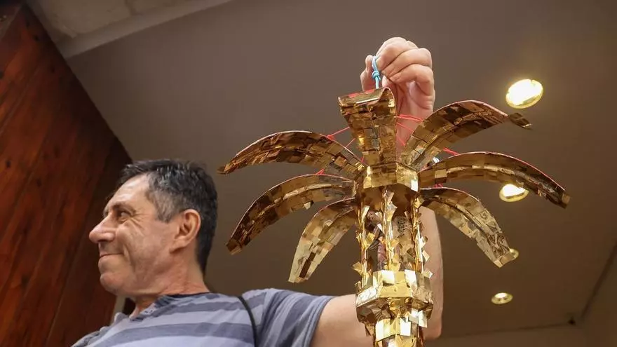 Juan Miguel Carpena lleva tres décadas fabricando miniaturas del Misteri