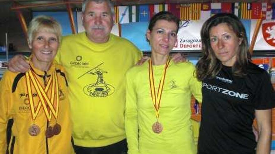 Las atletas del Club Crevillent con sus medallas.