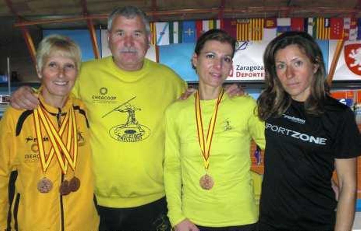 Las atletas del Club Crevillent con sus medallas.