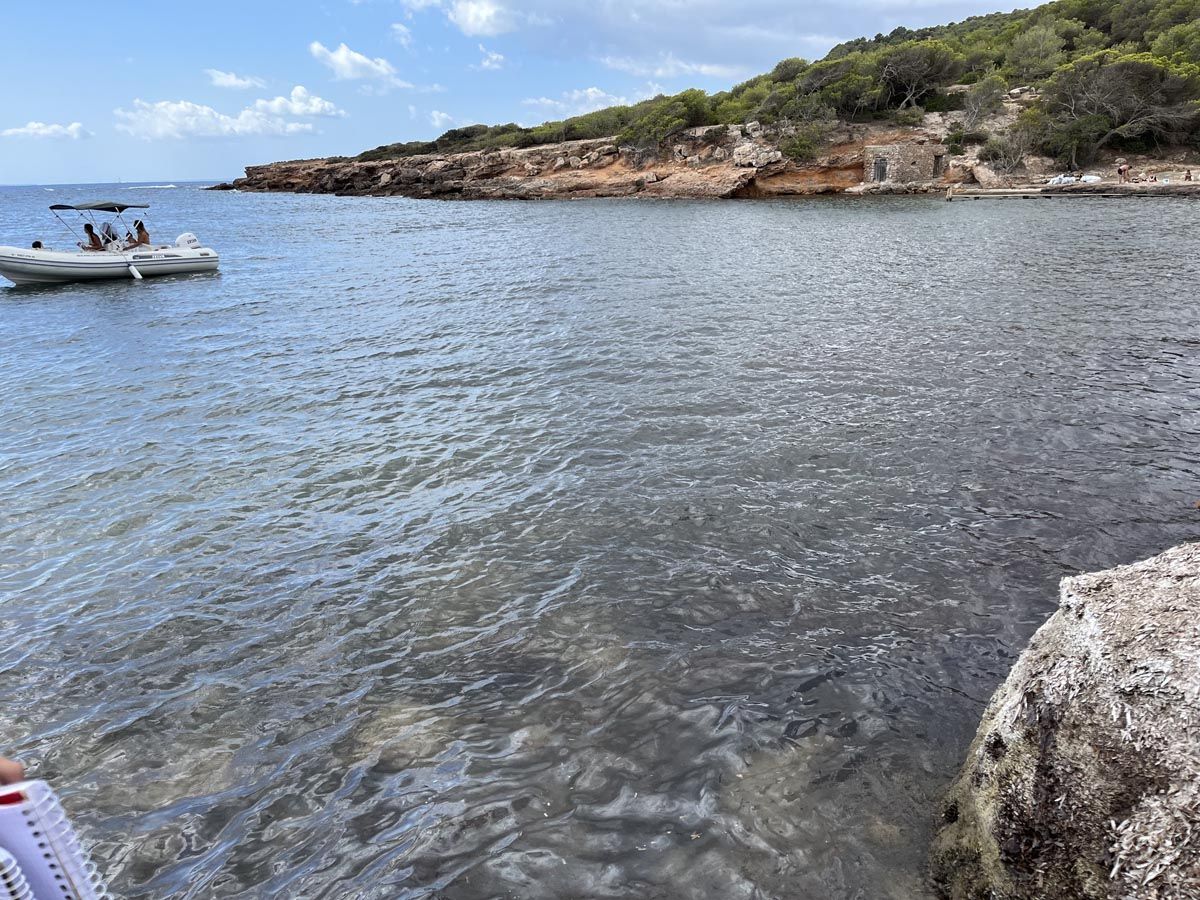 Limpieza de los restos del yate hundido en Ibiza