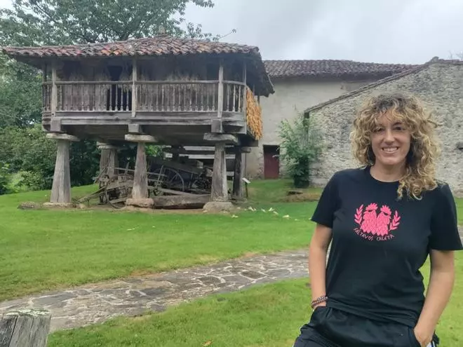 La imagen de las fiestas del pueblo la genera una máquina: hórreos gallegos por asturianos y sidra con tapón de rosca, advierte la creadora porruana Nieves González ante los abusos de la IA