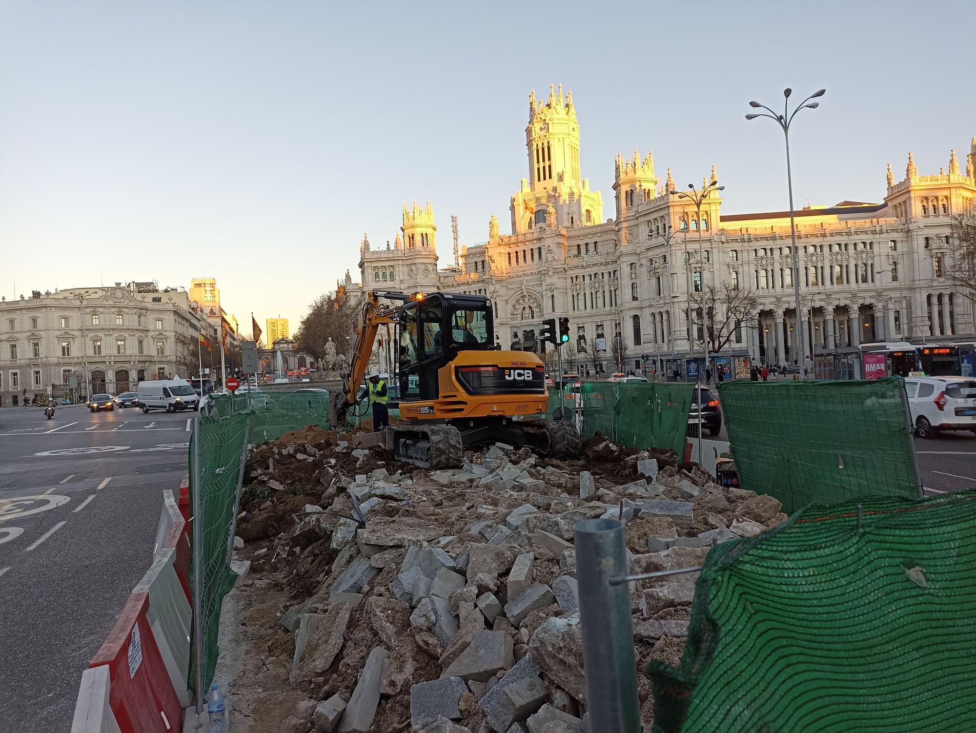 La piqueta derriba ayer la instalación sobre la que se encontraba el pebetero de homenaje.