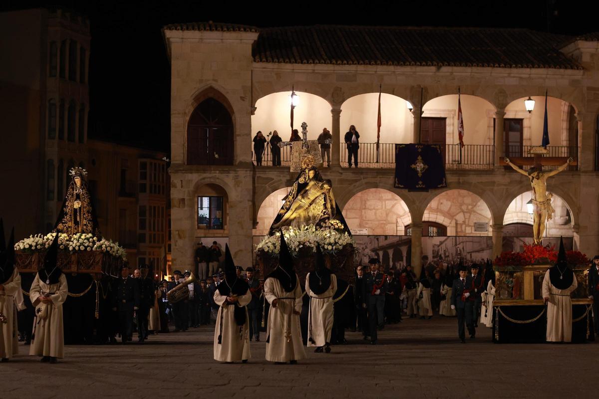 GALERÍA | Las imágenes de los momentos más emotivos de la procesión de Nuestra Madre de las Angustias este Viernes Santo en Zamora