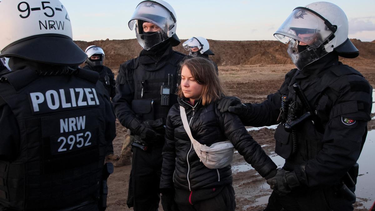 Agentes de policía detienen a la activista climática Greta Thunberg el día de una protesta contra la expansión de la mina de lignito a cielo abierto Garzweiler de la empresa de servicios públicos alemana RWE a Luetzerath, en Alemania, el 17 de enero de 2023.