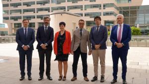 De izquierda a derecha, Luis Llamas, director general de Planificación, Proyectos y Construcción de Adif; Juan Pedro Fernández, director general de Carreteras del Ministerio de Transportes y Movilidad Sostenible; Marta Serrano, secretaria general de Transporte Terrestre del ministerio; Àlex Garcia; director general del Port de Barcelona; Manuel Arana, director de Planificación y Desarrollo de Puertos del Estado; y Juan Carlos Monge, director de Coordinación de Construcción de Puertos del Estado.