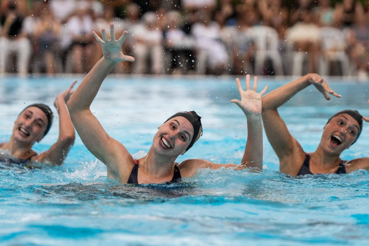 El equipo de natación artística presenta su rutina para el mundial de Singapur