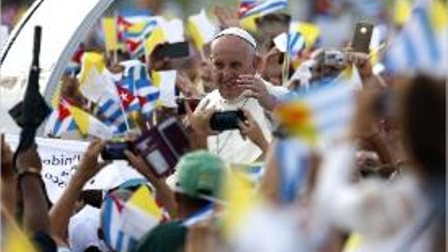 La plaça de la Revolució es va omplir de gom a gom per rebre el Papa.