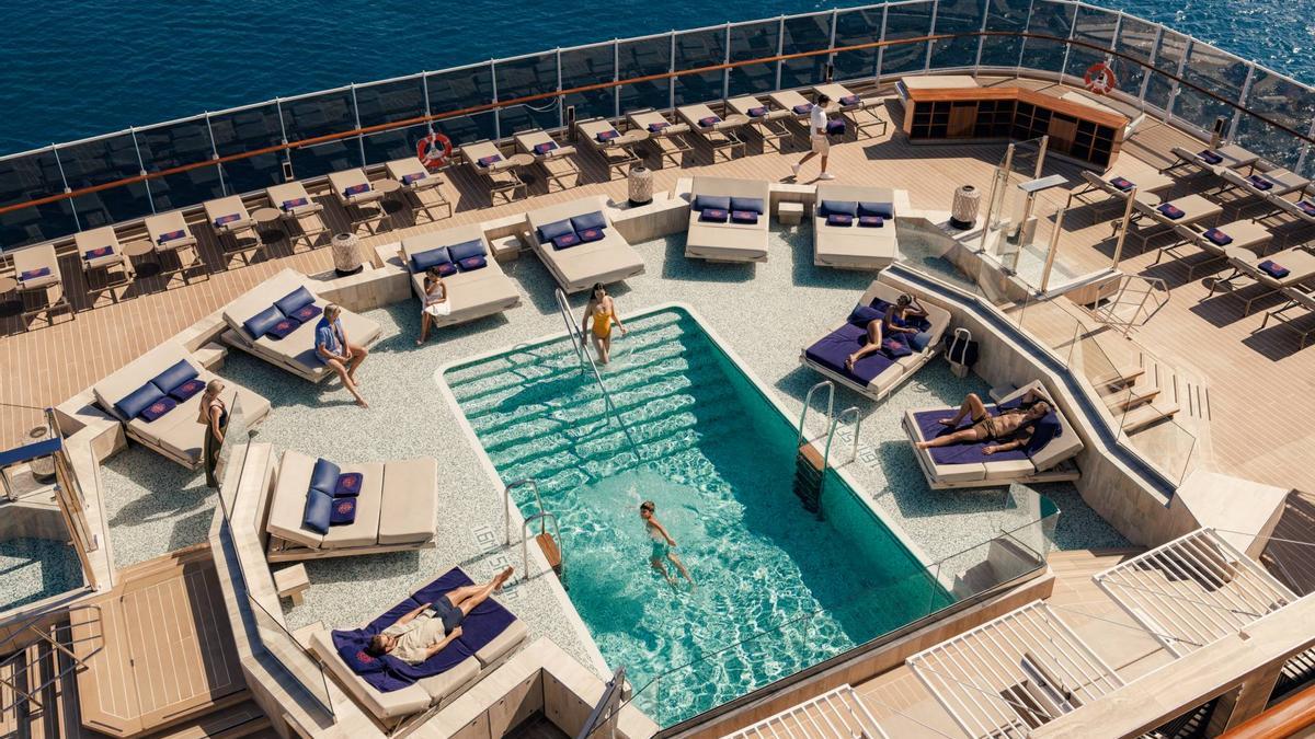 Una de las piscina exteriores en la flota de Explora Journeys.