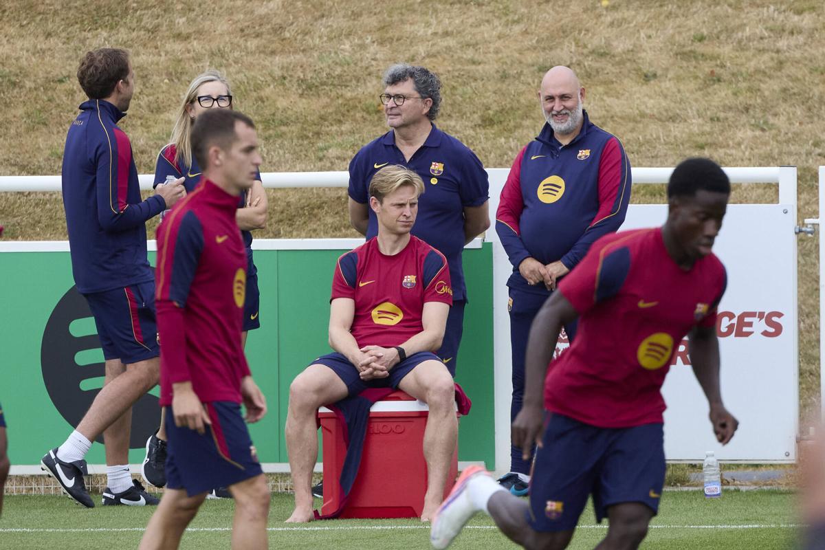 De Jong observa el entrenamiento de sus compañeros durante la estadía en Birmingham.