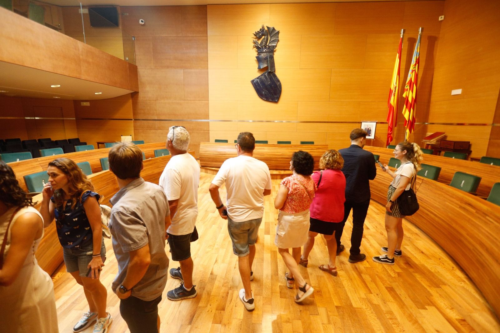 Los valencianos visitan la Real Senyera en la víspera del 9 d'Octubre