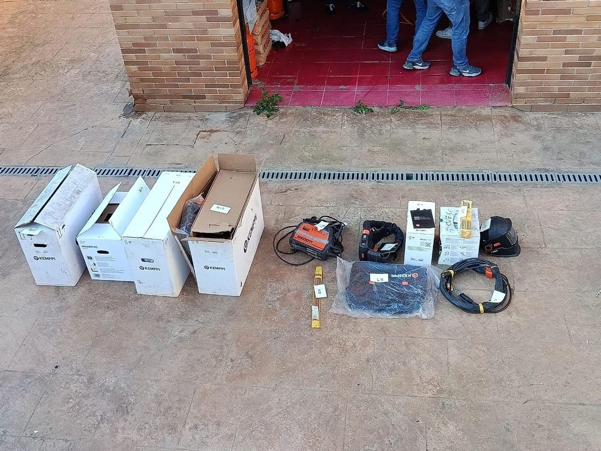 Imagen del material recuperado por Mossos