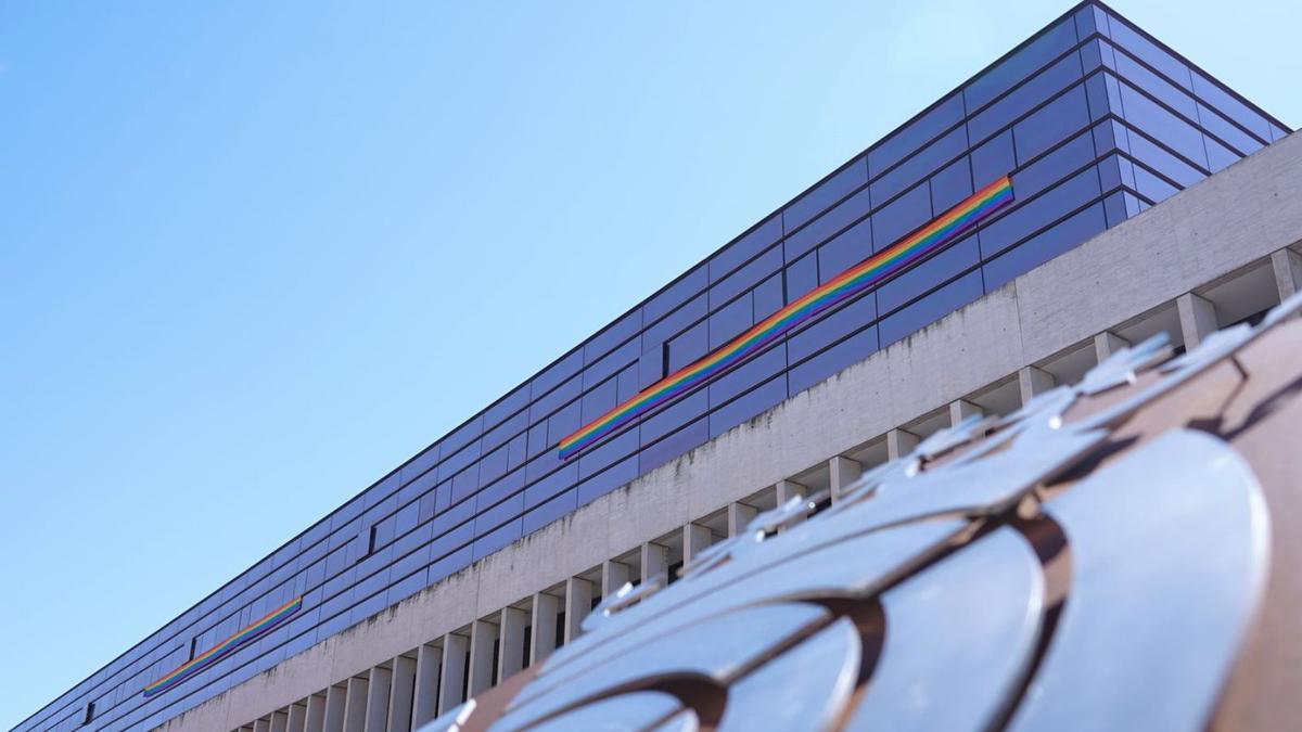 Banderas arcoiris en la zona del grupo parlamentario socialista en la fachada de la sede de las Cortes. | M. Ch. - Ical