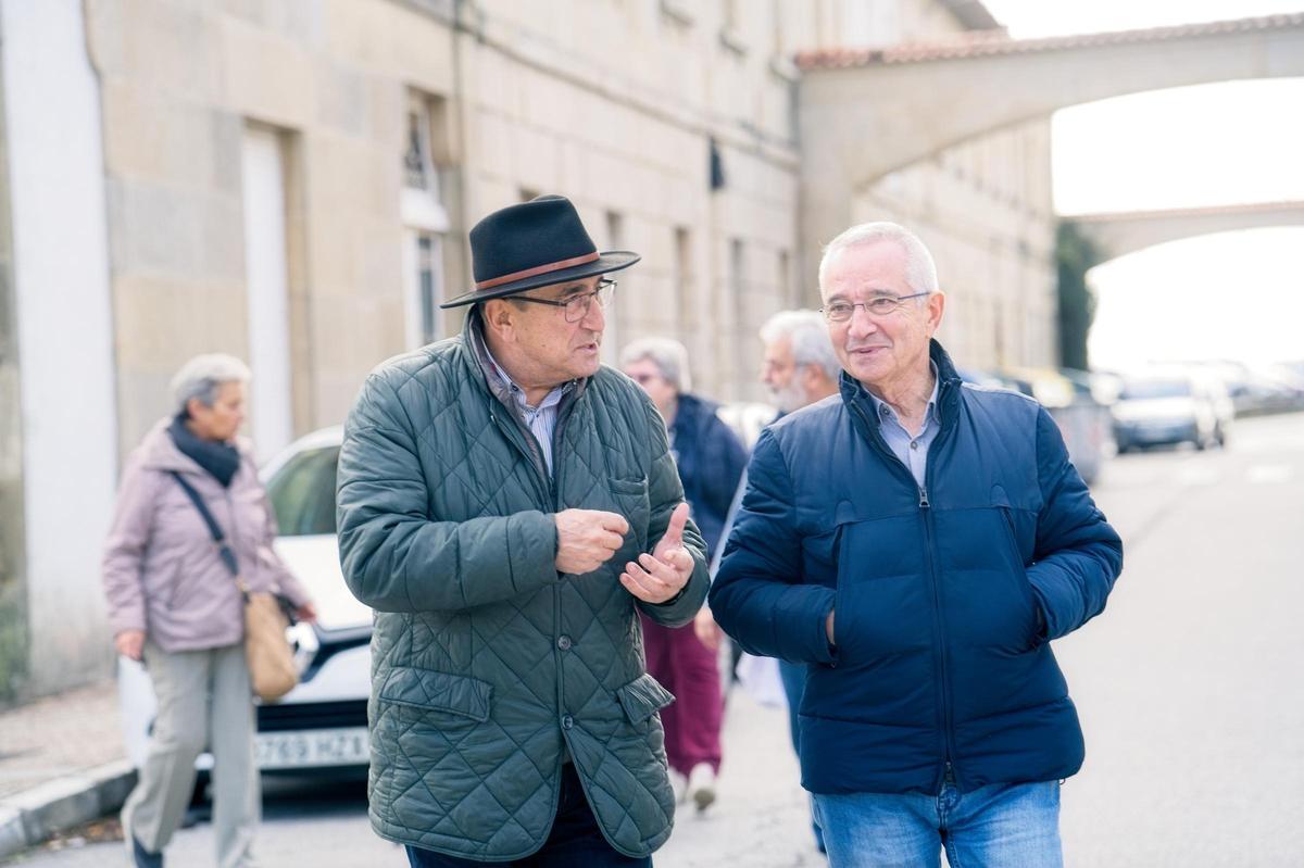 Participantes en el Congreso Europeo de Cofradías Enogastronómicas durante las visitas turísticas organizadas a lugares como O Grove, Pontevedra, Combarro, Santiago y Lalín. Participantes en el Congreso Europeo de Cofradías Enogastronómicas durante las visitas turísticas organizadas a lugares como O Grove, Pontevedra, Combarro, Santiago y Lalín.