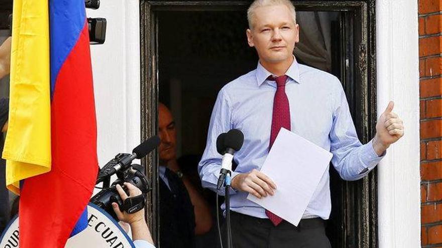 Assange anuncia que pronto saldrá por su propio pie de la embajada de Ecuador en Londres
