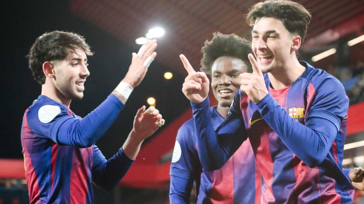 Dani Rodríguez celebra con Guille un gol al Valencia Mestalla