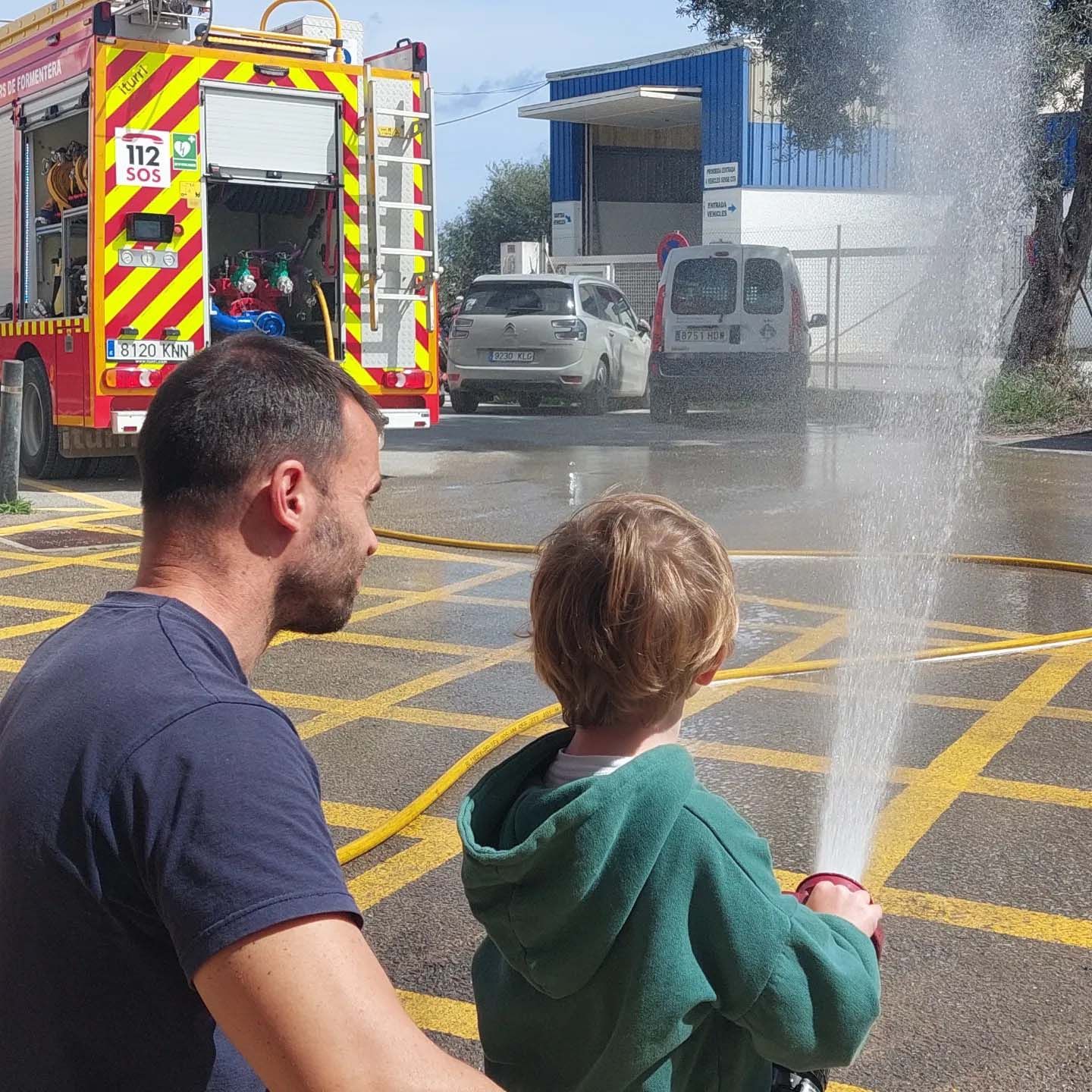 Galería: Bomberos por un día en los centros escolares de Formentera