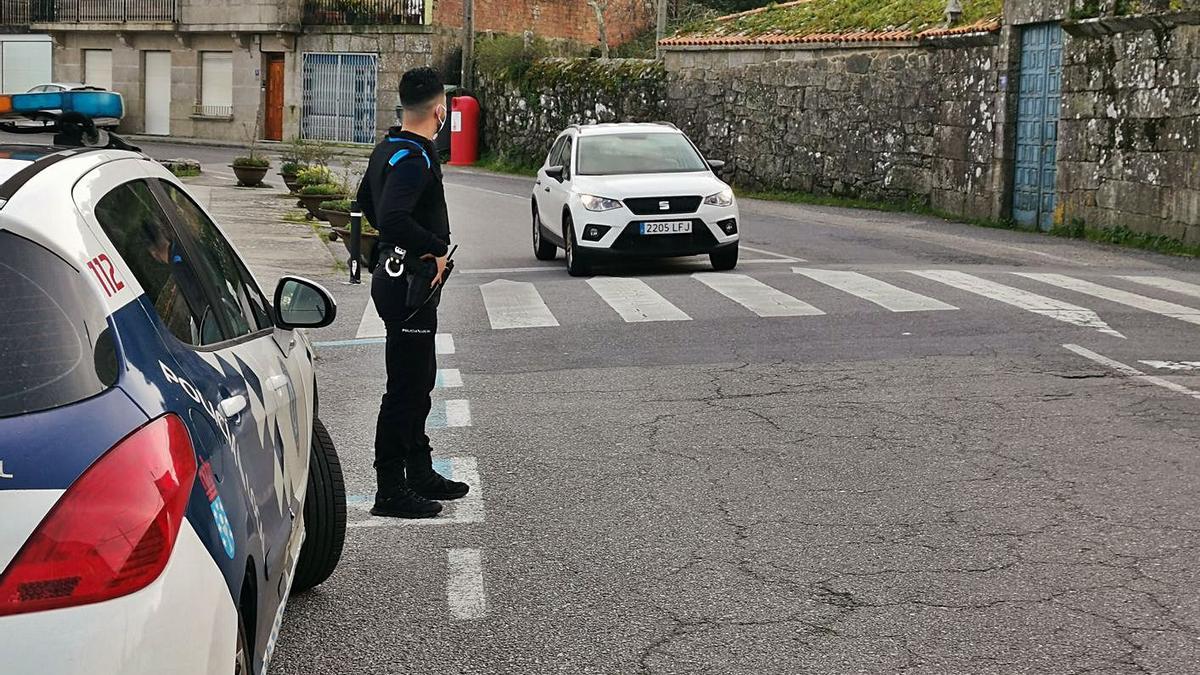 Control de la policía de Cangas, ayer, en la parroquia de O Hío por las fechas de carnaval. |   // S.A.