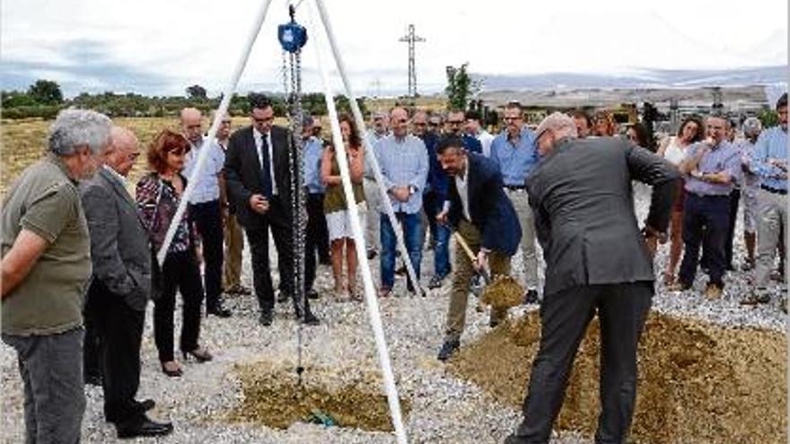 El conseller de Territori i Sostenibilitat, Santi Vila, va posar ahir la primera pedra.