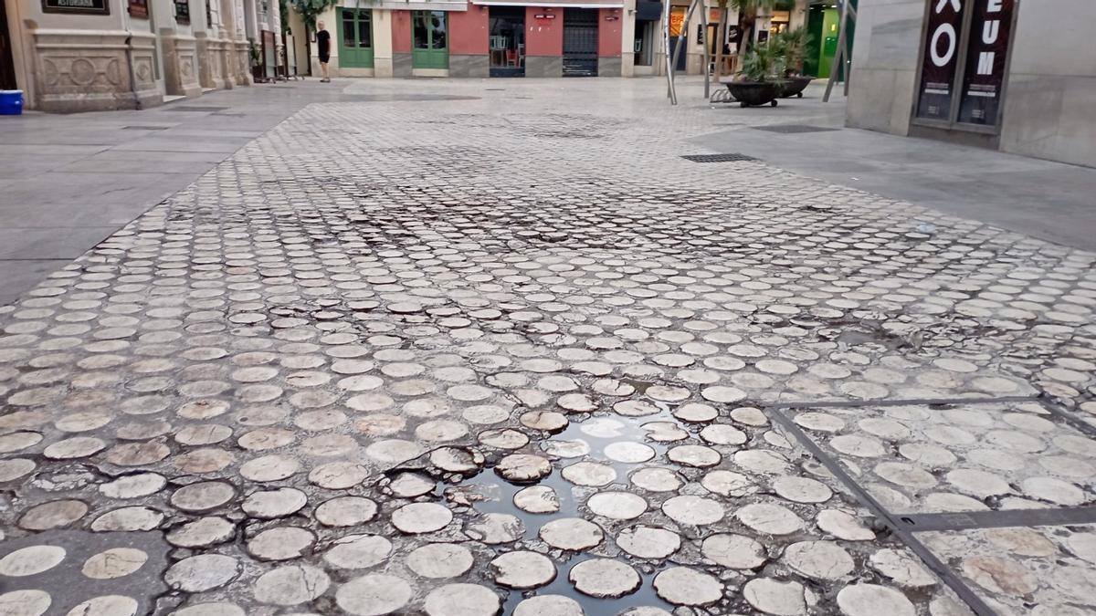 Detalle del pavimento de la plaza del Siglo este mes, a primera hora de la mañana.