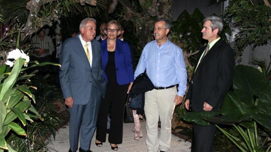 El alcalde de Miami, Tomás Regalado, con su homólogo de Estepona, José María García Urbano, en el Orquidario.