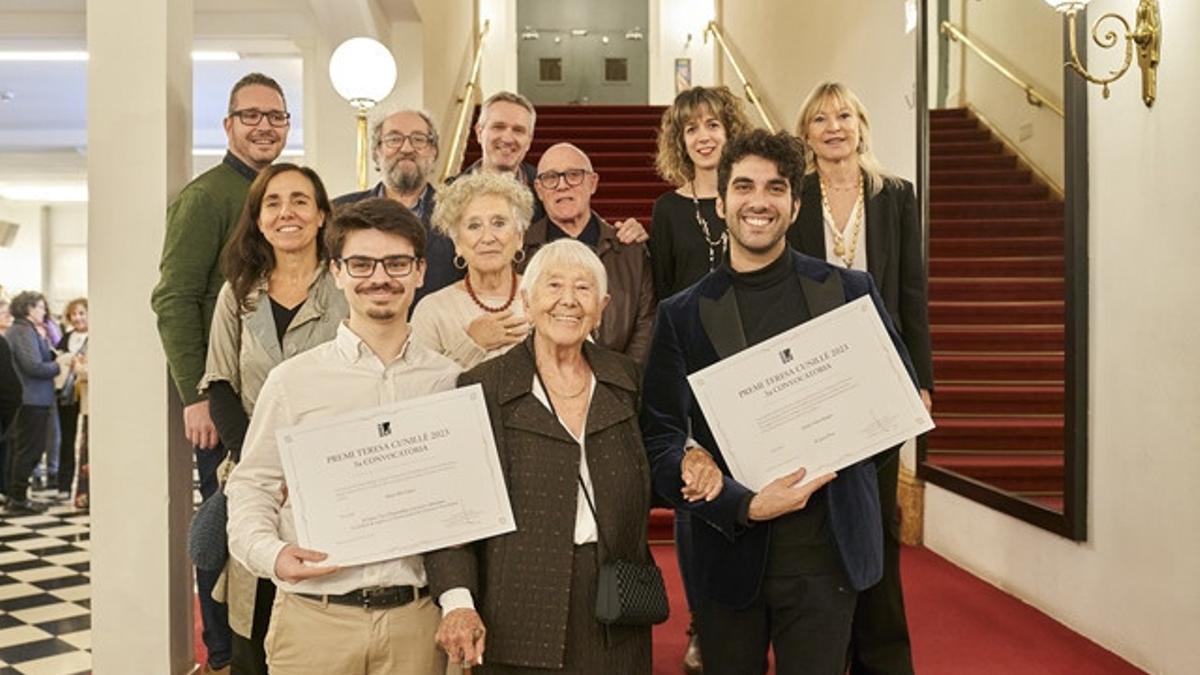 Los ganadores del premio Martí Alós y Jaume Viñas en el Teatre Romea, este lunes.