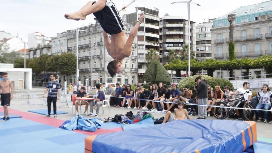 Un atleta realizando una acrobacia durante el último Vigo Street Stunts // R. Grobas