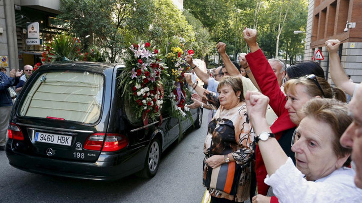 Una multitud despide el cortejo fúnebre del histórico dirigente comunista Santiago Carrillo, este jueves, camino del cementerio de La Almudena (Madrid).