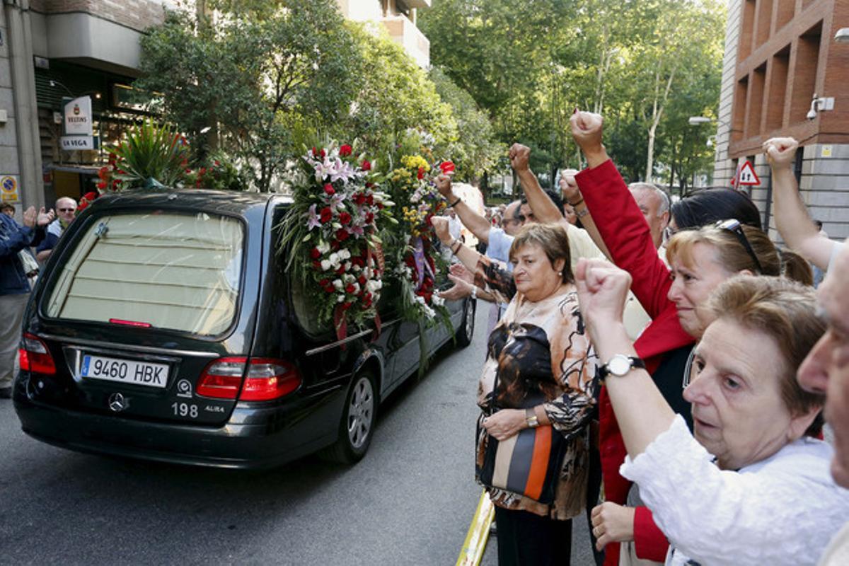 Una multitud acomiada el seguici fúnebre de l’històric dirigent comunista Santiago Carrillo, aquest dijous, camí del cementiri de La Almudena (Madrid).