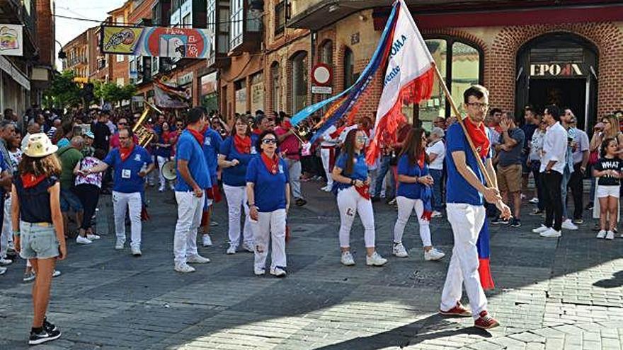 Las trece peñas oficiales dan paso al enmaromado con un pasacalles y música por la zona centro