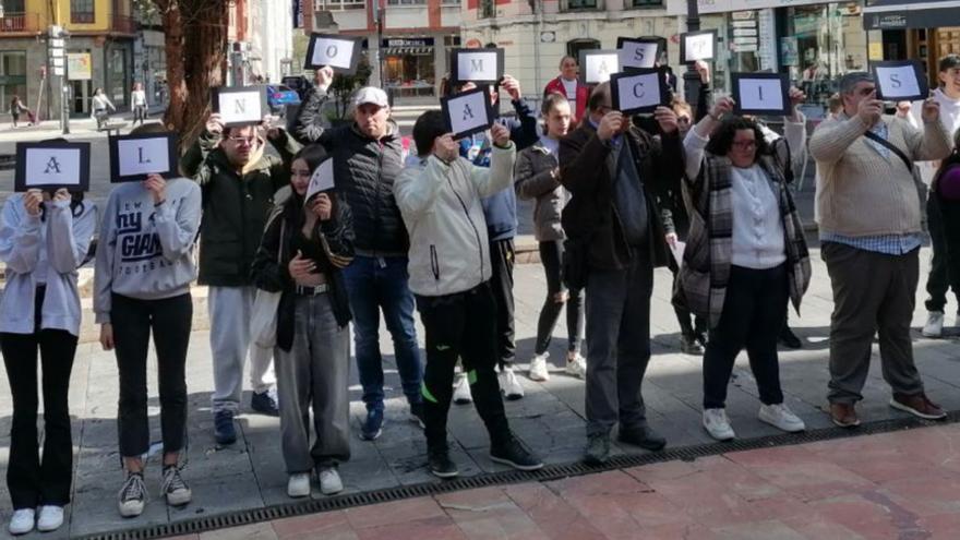 Concentración contra el racismo ante el Ayuntamiento de Langreo. | LNE