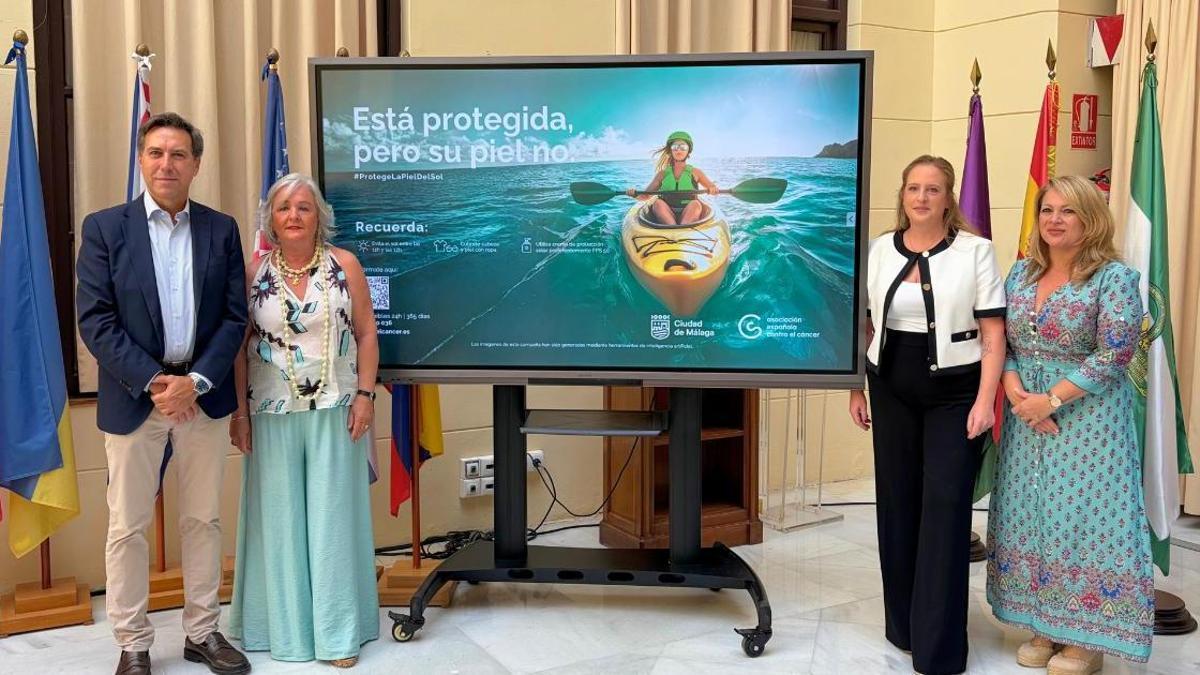 El Ayuntamiento de Málaga y la Asociación Española Contra el Cáncer lanzan una campaña de prevención solar en playas y piscinas