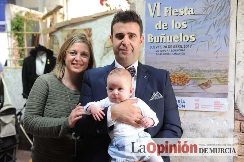 Reparto de buñuelos y chocolate en la ferretería de San Anton