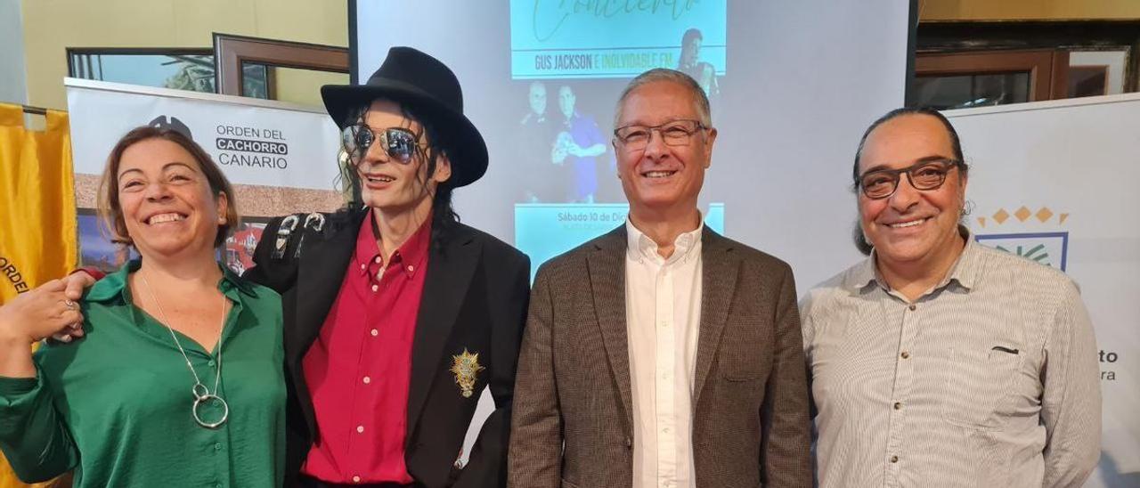 El concejal Prisco Navarro junto a Germán Arias, Natividad Santana y Gus Jackson en la presentación del Programa de Navidad, esta mañana.