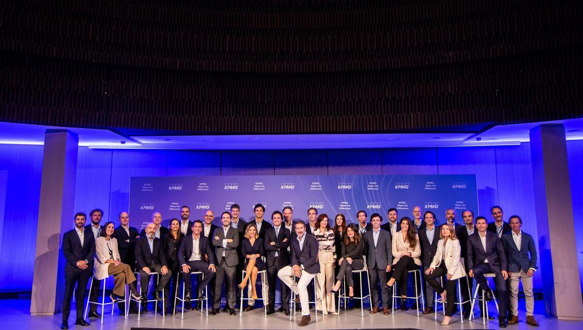 Foto de familia de los nuevos socios de KPMG.