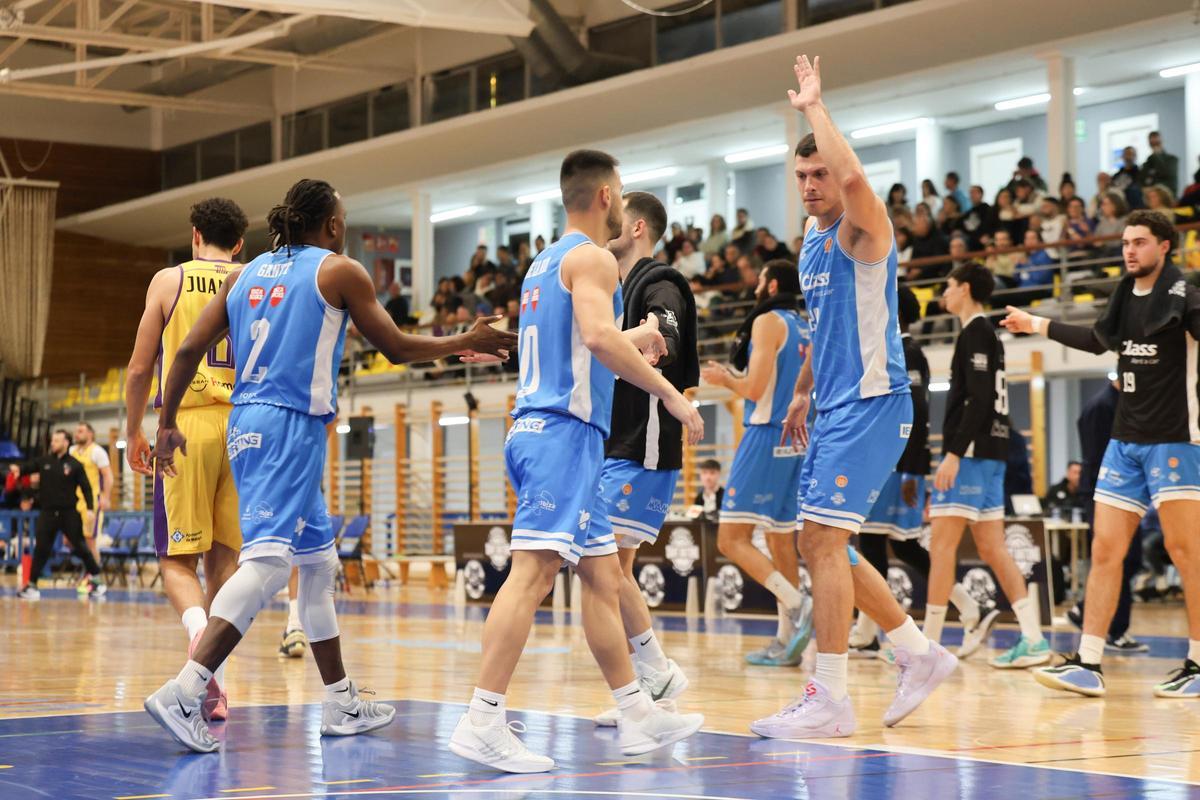 Los jugadores del Class Bàsquet celebran la victoria ante el Mataró