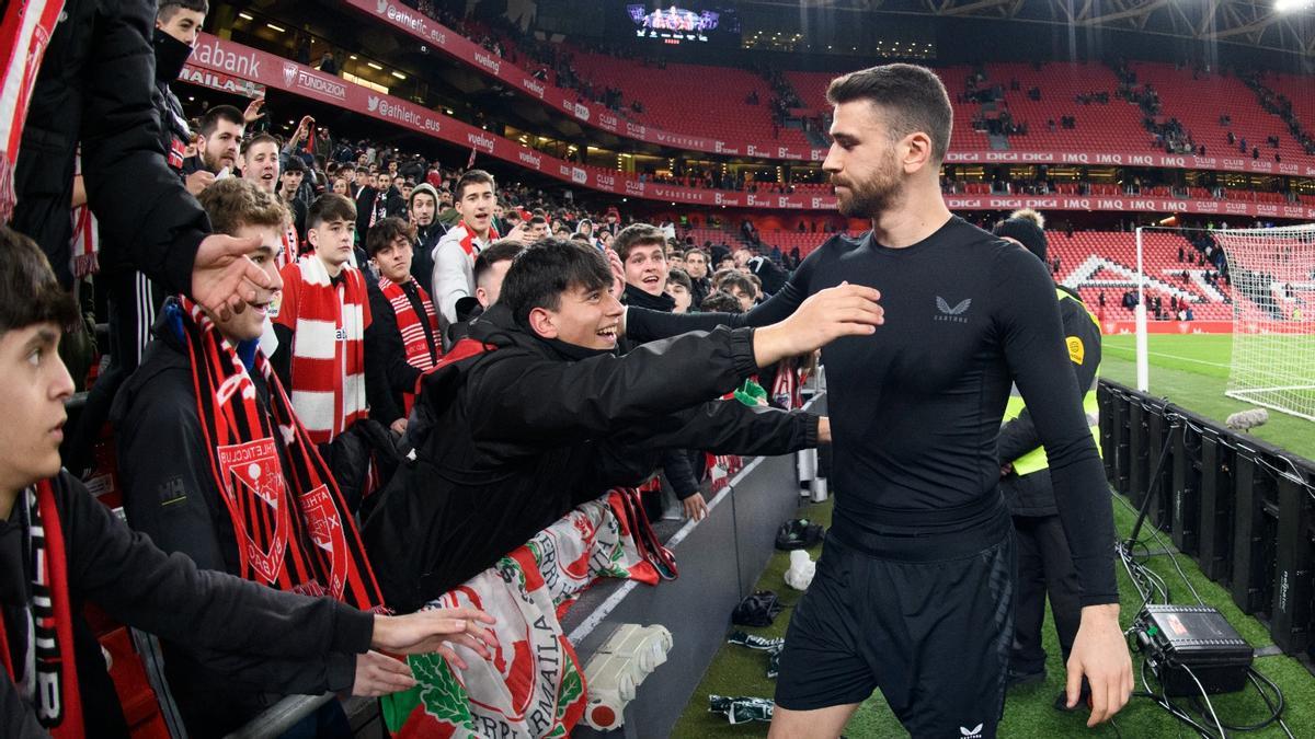 Unai Simón saluda a algunos aficionados del Athletic Club.