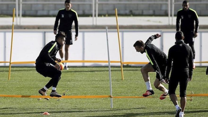 La plantilla, durante un momento del entrenamiento de ayer.