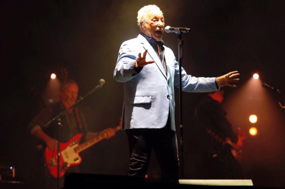 Tom Jones hace rugir Vigo