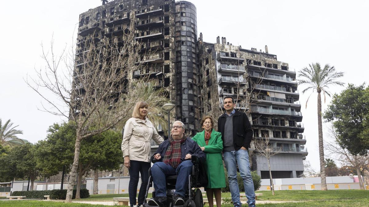 Incendio de Campanar, cómo les ha cambiado la vida a los afectados. Varios afectados por el incendio en la parte de atrás del edificio donde se inicio el fuego