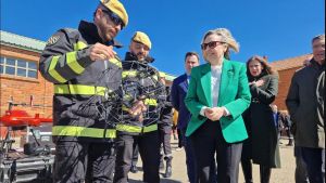 Un militar de la UME muestra un dron especial para vuelo en interiores a la secretaria de Estado de Defensa, Amparo Valcarce.