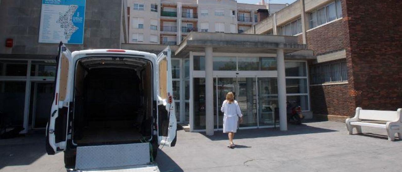 Una ambulancia a las puertas del centro de salud de Sueca.  levante-emv