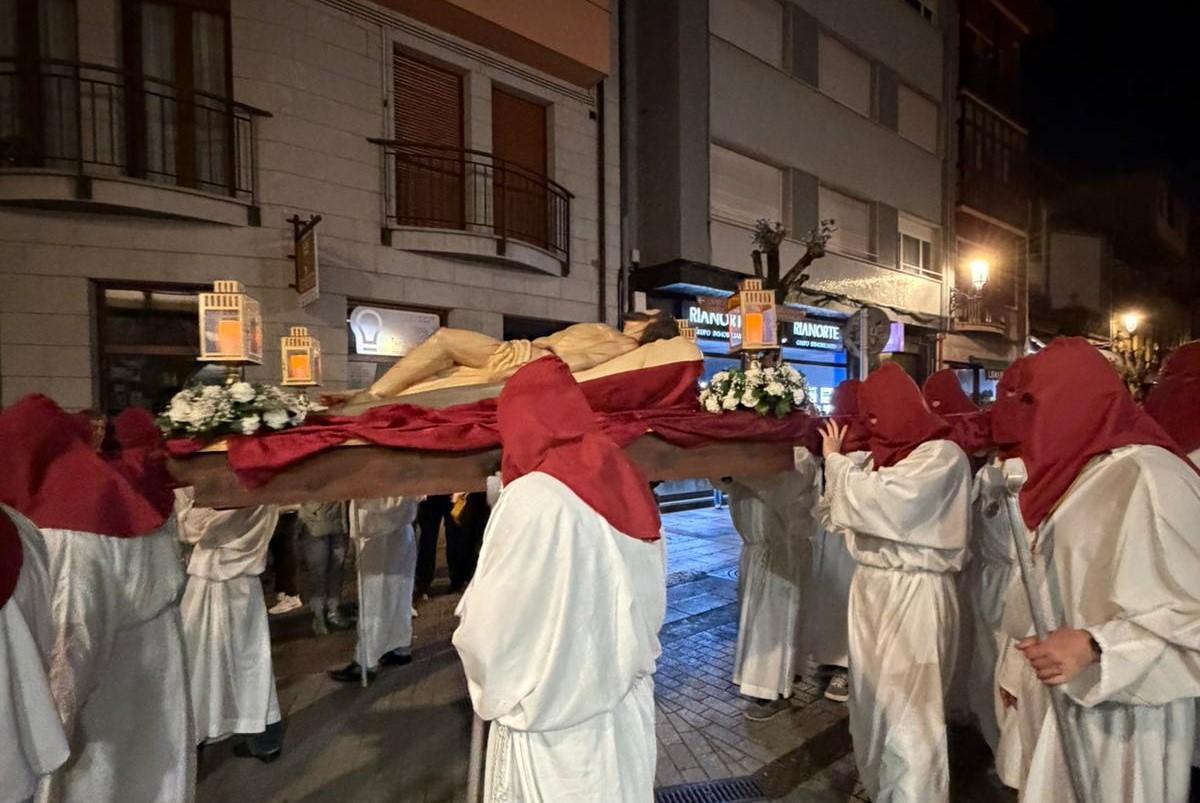 En imágenes: Así fue la procesión de La Soledad, en Cangas de Onís En imágenes: Así fue la procesión de La Soledad, en Cangas de Onís