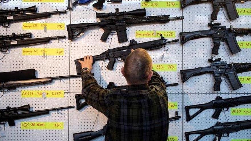 Los suizos votan a favor de endurecer la legislación sobre tenencia de armas