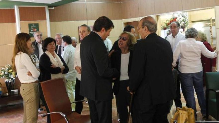 Javier Fernández ofrece sus condolencias a María Luisa Fernández, en presencia de Jaime Álvarez-Buylla.