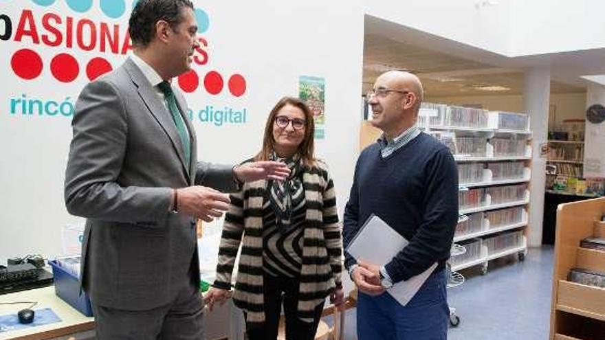 El delegado de la Junta habla con la jefa territorial de Cultura y con el director de la Biblioteca.