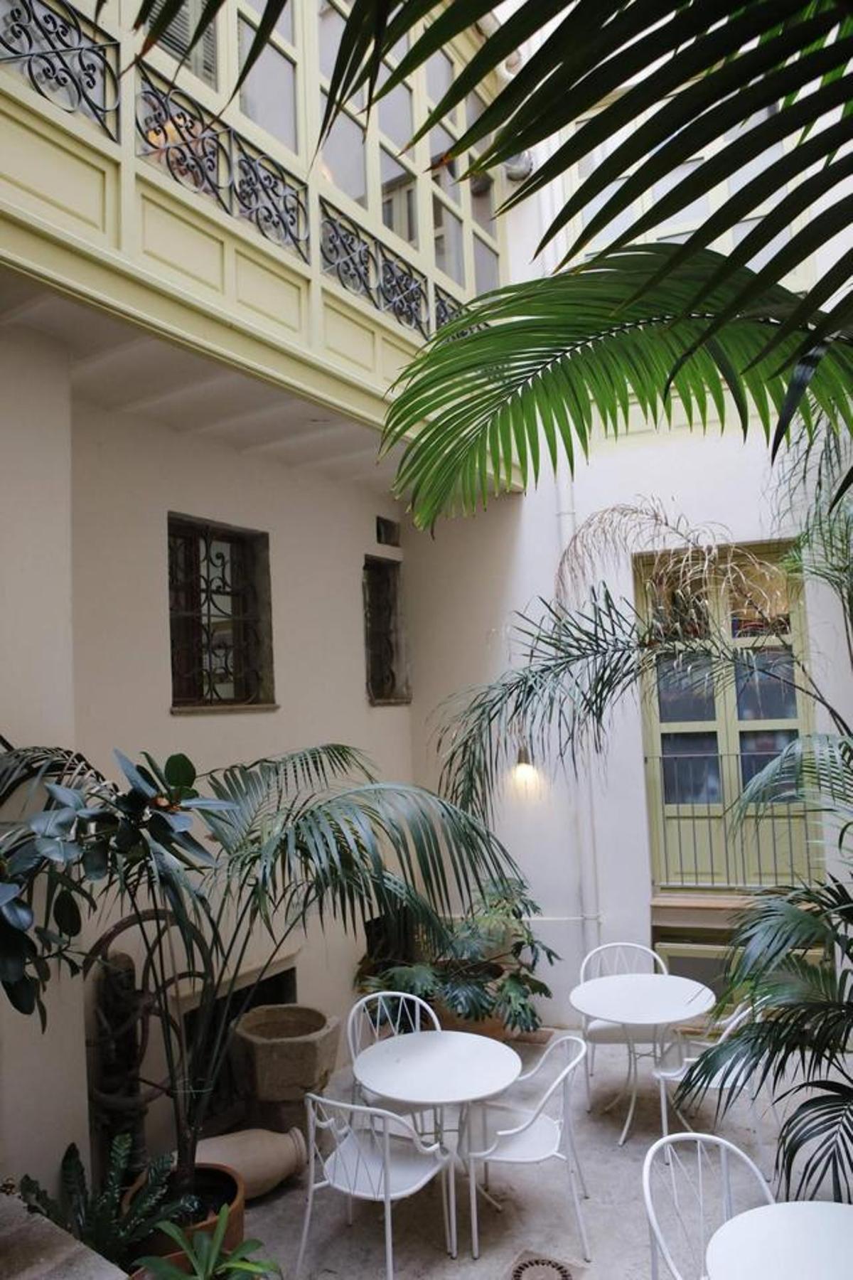 El pequeño patio del edificio.